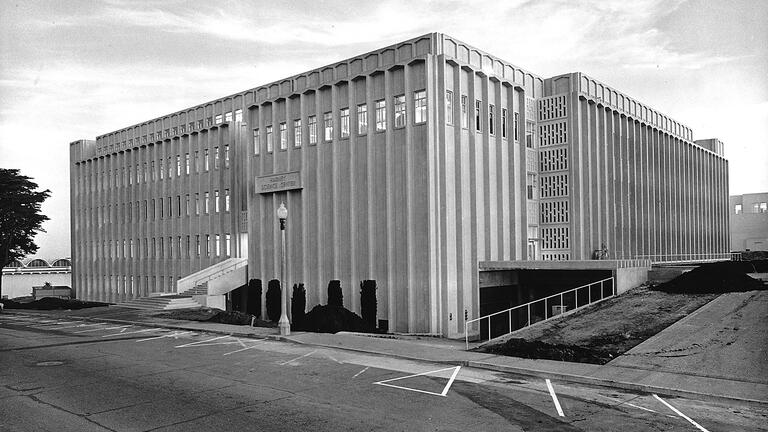 Harney Science shortly after it was built