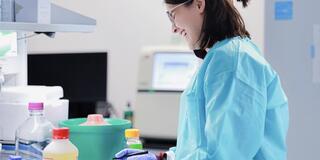 Magdalena Macias works in lab
